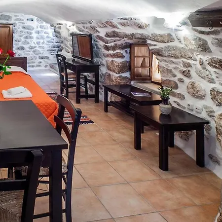Toxotis Aparthotel Pírgos Dhiroú