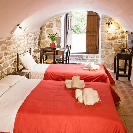 Toxotis Aparthotel Pírgos Dhiroú